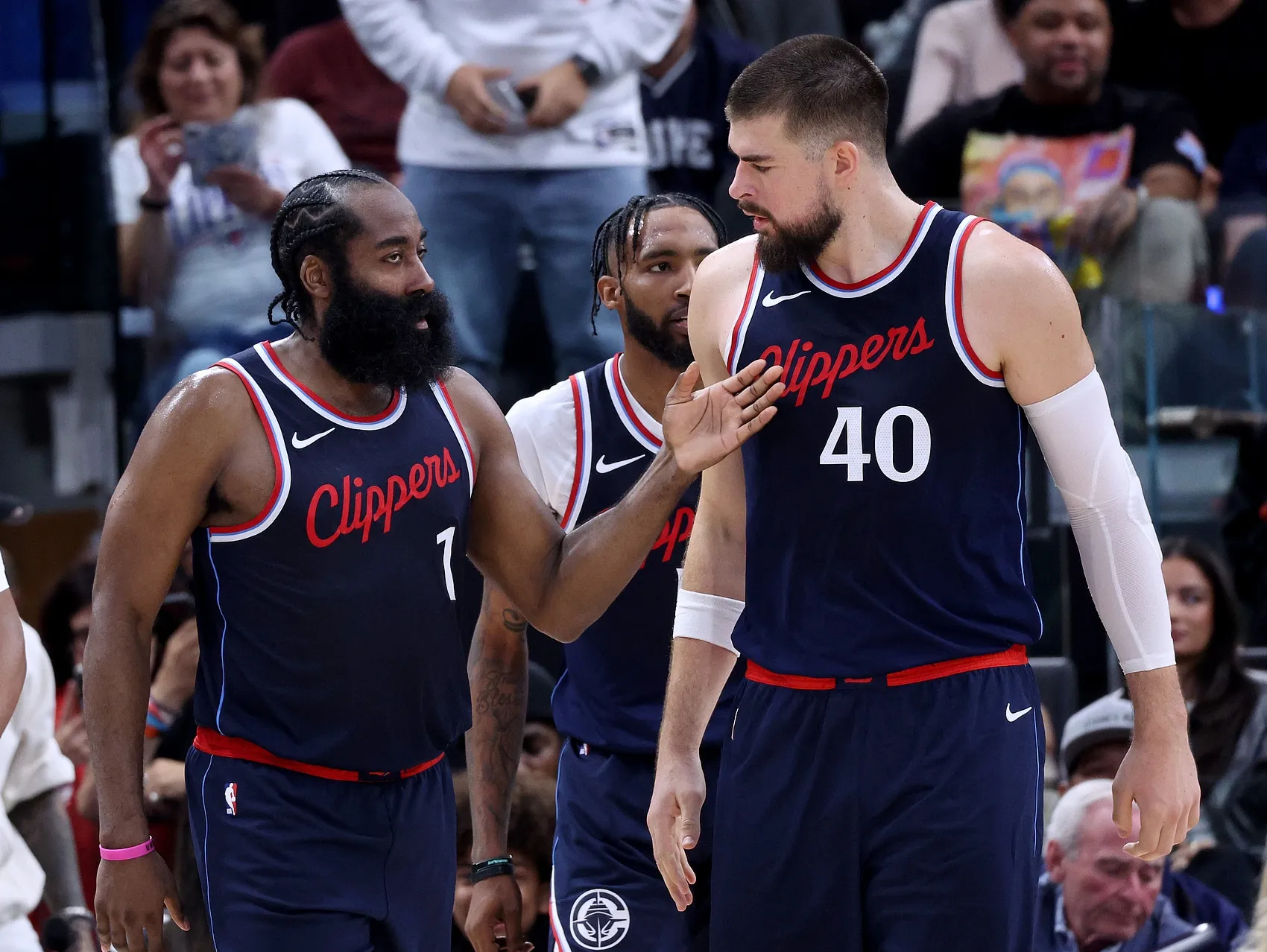 爱游戏全站集结日洛杉矶快船备战NBA季后赛，外线爆发细节曝光，目标明确，医务组通报恢复的简单介绍